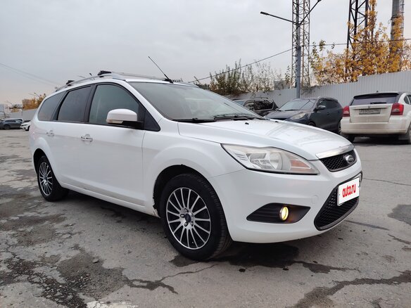 2011 Ford Focus II Рестайлинг, белый, 630000 рублей - вид 2