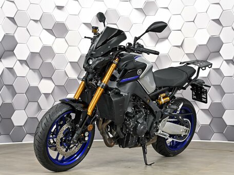 2023 Yamaha MT-09 (FZ-09), серебристый, 1127000 рублей, вид 2