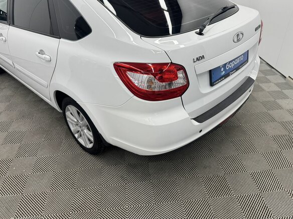 2018 Lada (ВАЗ) Granta I, белый, 775000 рублей - вид 4