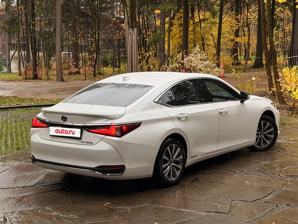 2020 Lexus ES 300h VII, белый, 4200000 рублей - вид 5