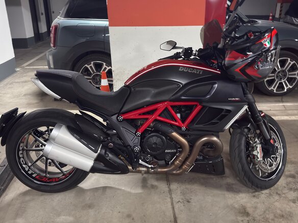 2011 Ducati Diavel Carbon, красный, 900000 рублей - вид 3