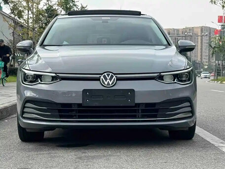 2022 Volkswagen Golf VIII, серый, 1680000 рублей, вид 3