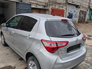 2017 Toyota Vitz III (XP130) Рестайлинг 2, серебристый, 950000 рублей, вид 3