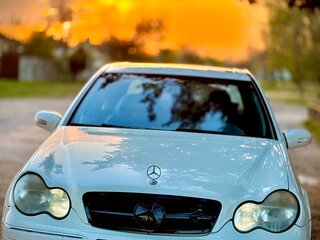 2004 Mercedes-Benz C-Класс 230 II (W203) Рестайлинг, белый, 659000 рублей, вид 2