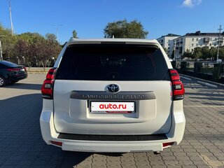 2018 Toyota Land Cruiser Prado 150 Series Рестайлинг 2, белый, 4990000 рублей, вид 3