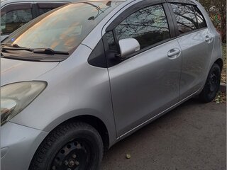 2010 Toyota Vitz II (XP90), серебристый, 650000 рублей, вид 2