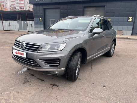 2017 Volkswagen Touareg II Рестайлинг, серый, 3620000 рублей, вид 1