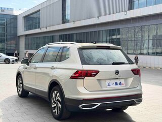 2023 Volkswagen Tiguan L II Рестайлинг (China Market), серебристый, 2710000 рублей, вид 4