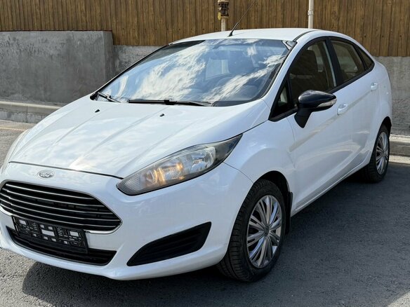 2015 Ford Fiesta Mk6 Рестайлинг, белый, 1450000 рублей - вид 2