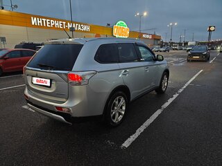 2014 Mitsubishi Outlander III Рестайлинг, серебристый, 990000 рублей, вид 4