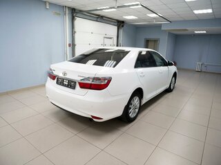 2015 Toyota Camry VII (XV50) Рестайлинг, белый, 1899000 рублей, вид 3