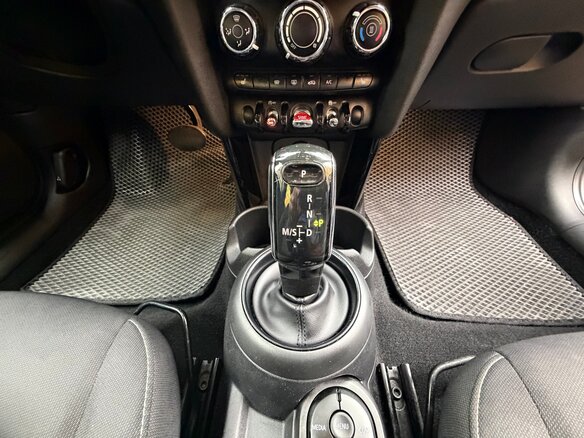 2020 Mini Hatch Cooper III (F55/F56) Рестайлинг, серый, 1750000 рублей - вид 15