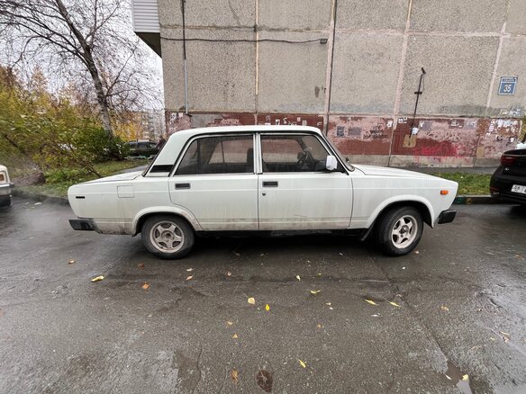 1997 Lada (ВАЗ) 2105, белый, 150000 рублей - вид 4