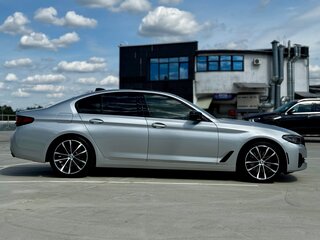 2020 BMW 5 серии 530i xDrive VII (G30/G31/G38) Рестайлинг, серебристый, 3490000 рублей, вид 4