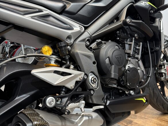 2020 Triumph Street Triple, чёрный, 999000 рублей - вид 26