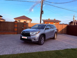 2014 Toyota Highlander III (XU50), серебристый, 2050000 рублей, вид 2