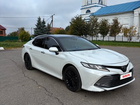2018 Toyota Camry VIII (XV70), белый, 3250000 рублей, вид 3