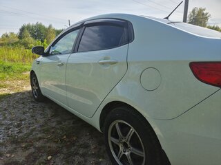 2013 Kia Rio 4-speed III, белый, 550000 рублей, вид 5