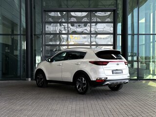 2019 Kia Sportage IV Рестайлинг, белый, 2430000 рублей, вид 5