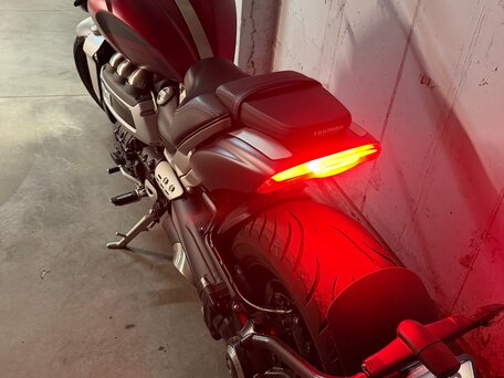 2021 Triumph Rocket 3, красный, 1950000 рублей, вид 4