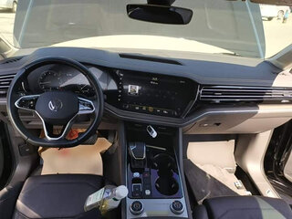 2023 Volkswagen Touareg III, чёрный, 6090605 рублей, вид 4