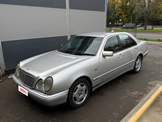 1996 Mercedes-Benz E-Класс 220 II (W210, S210), серебристый, 195000 рублей, вид 3