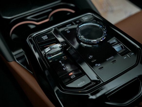 2025 BMW 5 серии 530i xDrive VIII (G60/G61/G68), белый, 8600000 рублей - вид 30