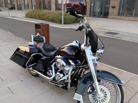 2009 Harley-Davidson Road King, пурпурный, 1100000 рублей, вид 2