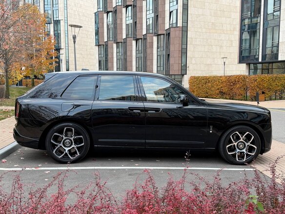 2026 Rolls-Royce Cullinan Black Badge I Рестайлинг (Series II), чёрный, 59850000 рублей - вид 5
