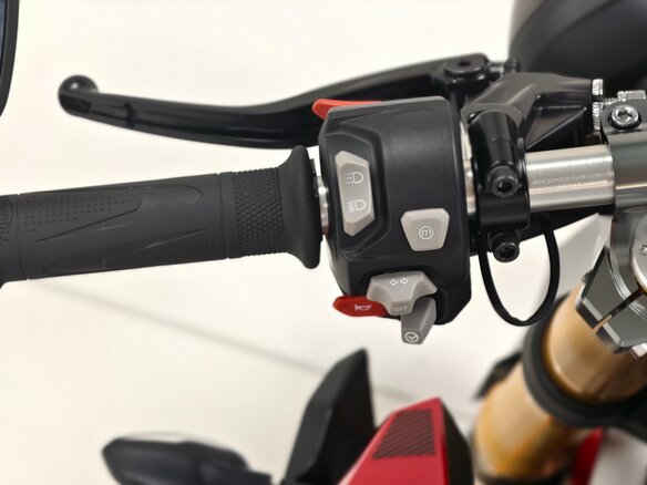 2026 Triumph Street Triple, серый, 1580000 рублей - вид 11