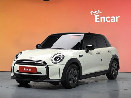 2022 Mini Hatch Cooper III (F55/F56) Рестайлинг 2, белый, 1810000 рублей, вид 1