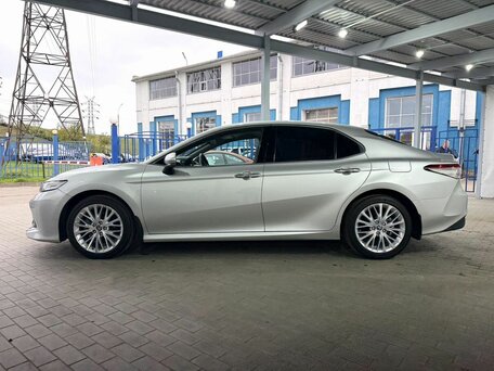 2020 Toyota Camry VIII (XV70), серебристый, 3349000 рублей, вид 2