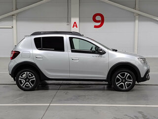 2020 Renault Sandero Stepway II Рестайлинг, серебристый, 1319000 рублей, вид 4