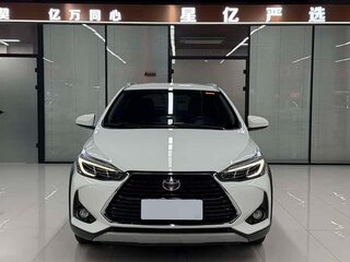 2022 Toyota Yaris IV, белый, 1133000 рублей, вид 2