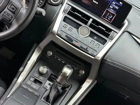 2020 Lexus NX 200 I Рестайлинг, белый, 2950000 рублей - вид 19