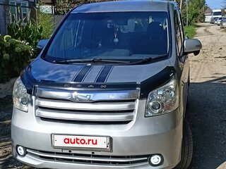 2010 Toyota Noah II (R70), серебристый, 1300000 рублей, вид 1