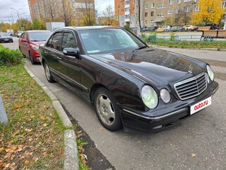 2001 Mercedes-Benz E-Класс 220 II (W210, S210) Рестайлинг, чёрный, 550000 рублей, вид 2
