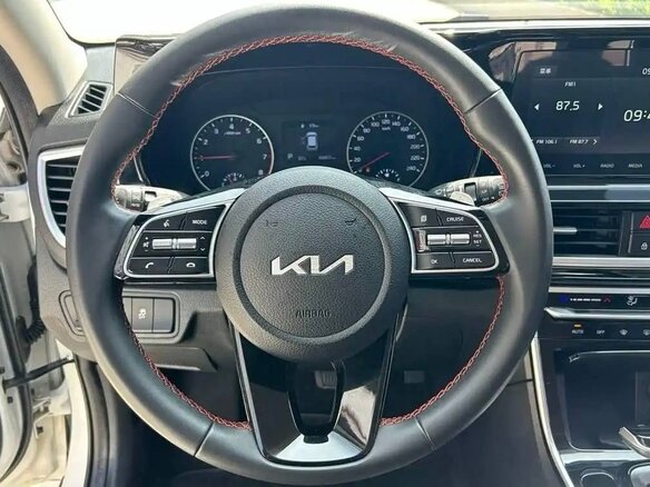 2022 Kia KX3, белый, 1900000 рублей - вид 8