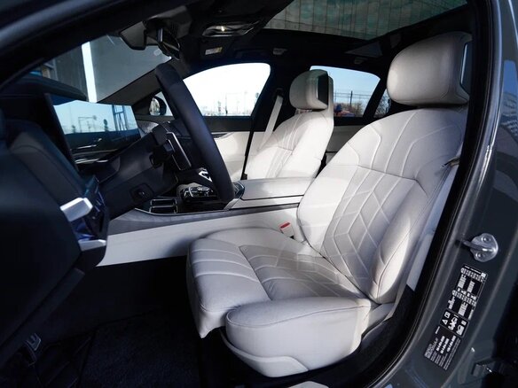 2025 BMW 7 серии 740d xDrive VII (G70), серый, 15900000 рублей - вид 15
