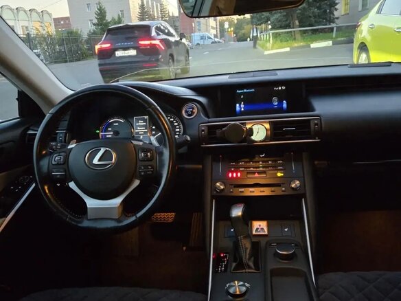 2018 Lexus IS 300h III Рестайлинг, синий, 2680000 рублей - вид 5