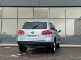 2006 Volkswagen Touareg I, серебристый, 565000 рублей, вид 4