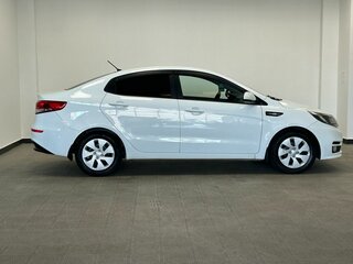 2016 Kia Rio III Рестайлинг, белый, 1100000 рублей, вид 5