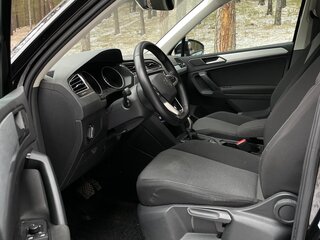 2021 Volkswagen Tiguan II Рестайлинг, чёрный, 3500000 рублей, вид 3