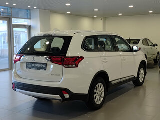 2017 Mitsubishi Outlander III Рестайлинг 2, белый, 1850000 рублей, вид 5
