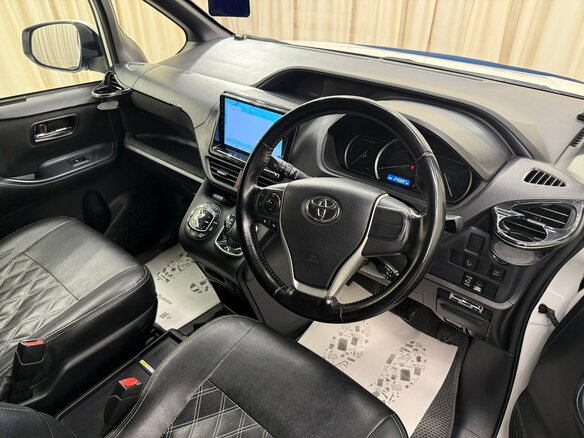 2015 Toyota Voxy III (R80), белый, 1699000 рублей - вид 11