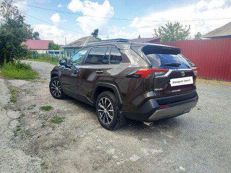 2021 Toyota RAV4 V (XA50), коричневый, 3800000 рублей, вид 2