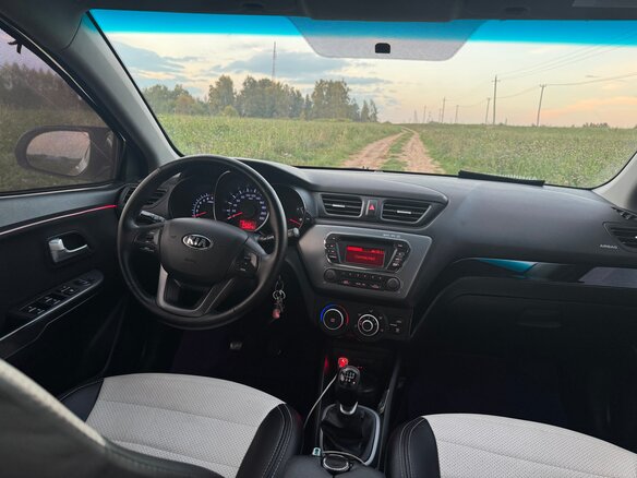 2014 Kia Rio 5-speed III, белый, 720000 рублей - вид 5