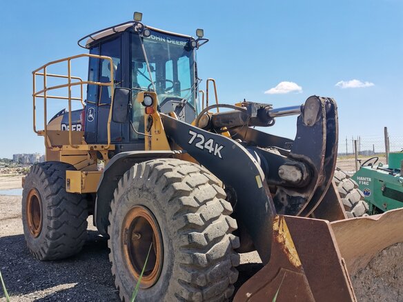 2010 John Deere 724K, жёлтый, 4300000 рублей