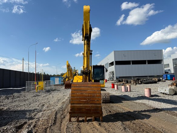 2020 Komatsu PC220-8, жёлтый, 8200000 рублей - вид 6