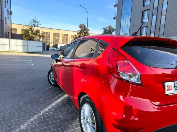 2017 Ford Fiesta Mk6 Рестайлинг, красный, 840000 рублей - вид 5